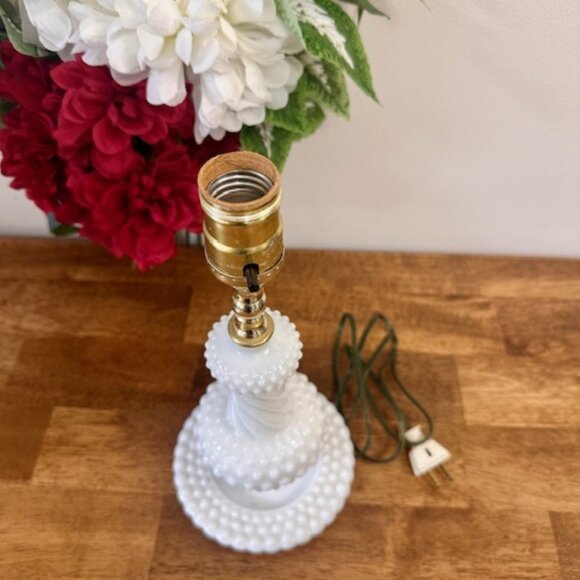 Vintage Milk Glass Hobnail Lamp –‎ Twisted Base Table Light Tested Working - Picture 6 of 6